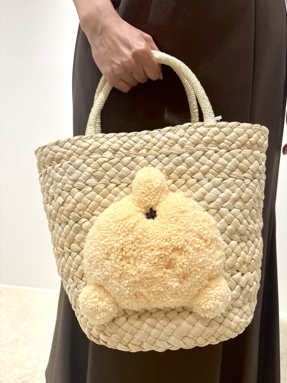 ブラウン系のサンダル、ベージュ系のバッグ、ブルー系のトップスを着用したレディースの夏コーディネートの10枚目の写真