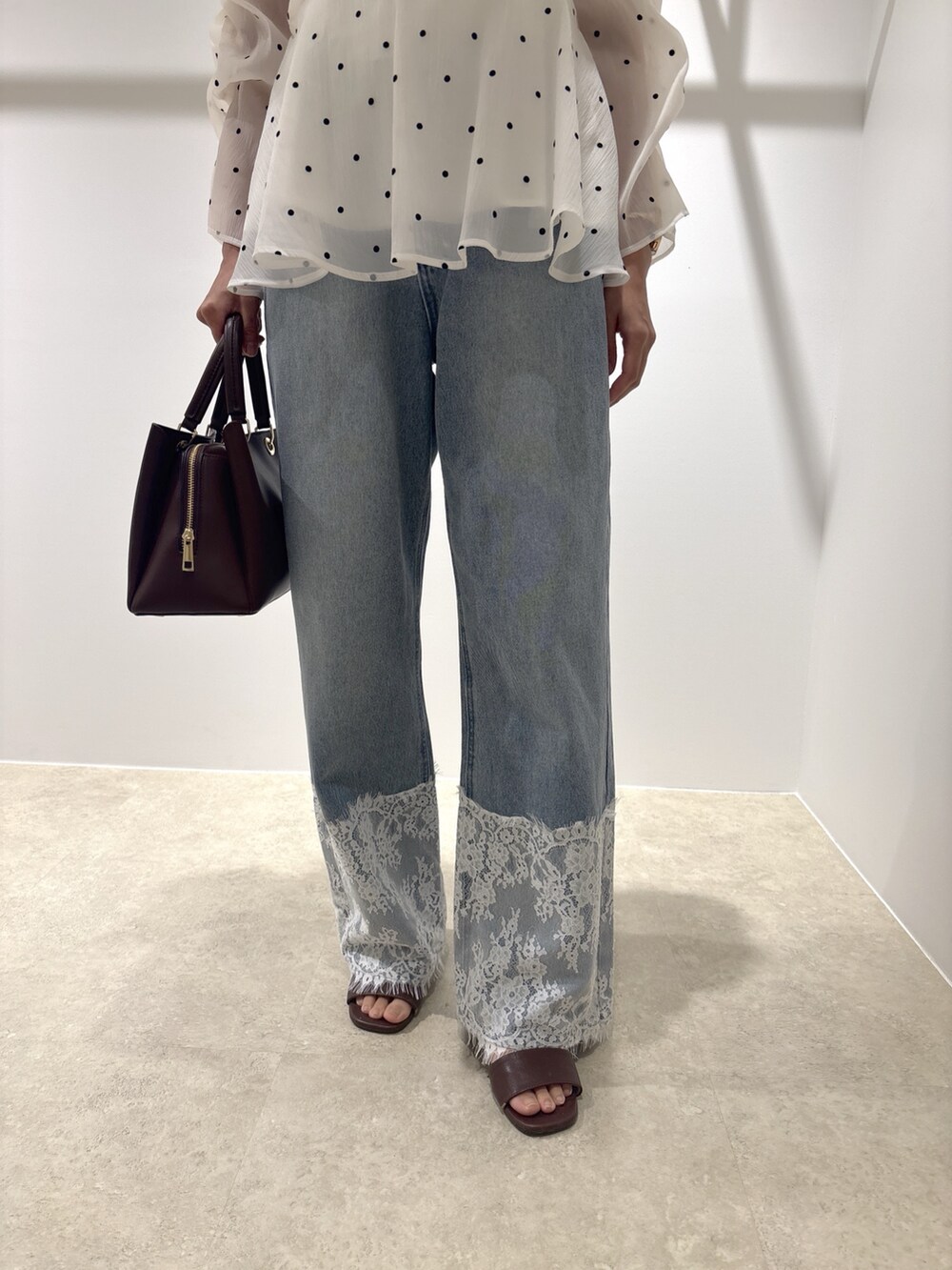 ホワイト系のシャツ/ブラウス、ブルー系のデニムパンツ、ブラウン系のサンダルを着用したレディースの夏コーディネートの8枚目の写真