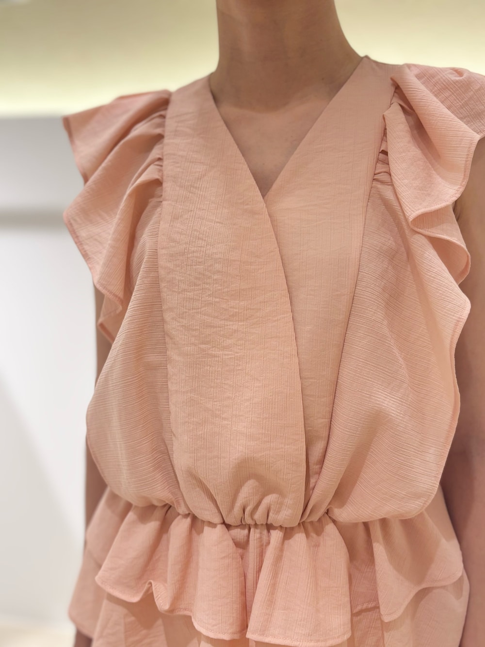 ピンク系のシャツ/ブラウス、ホワイト系のその他パンツ、ブラウン系のサンダルを着用したレディースの夏コーディネートの8枚目の写真