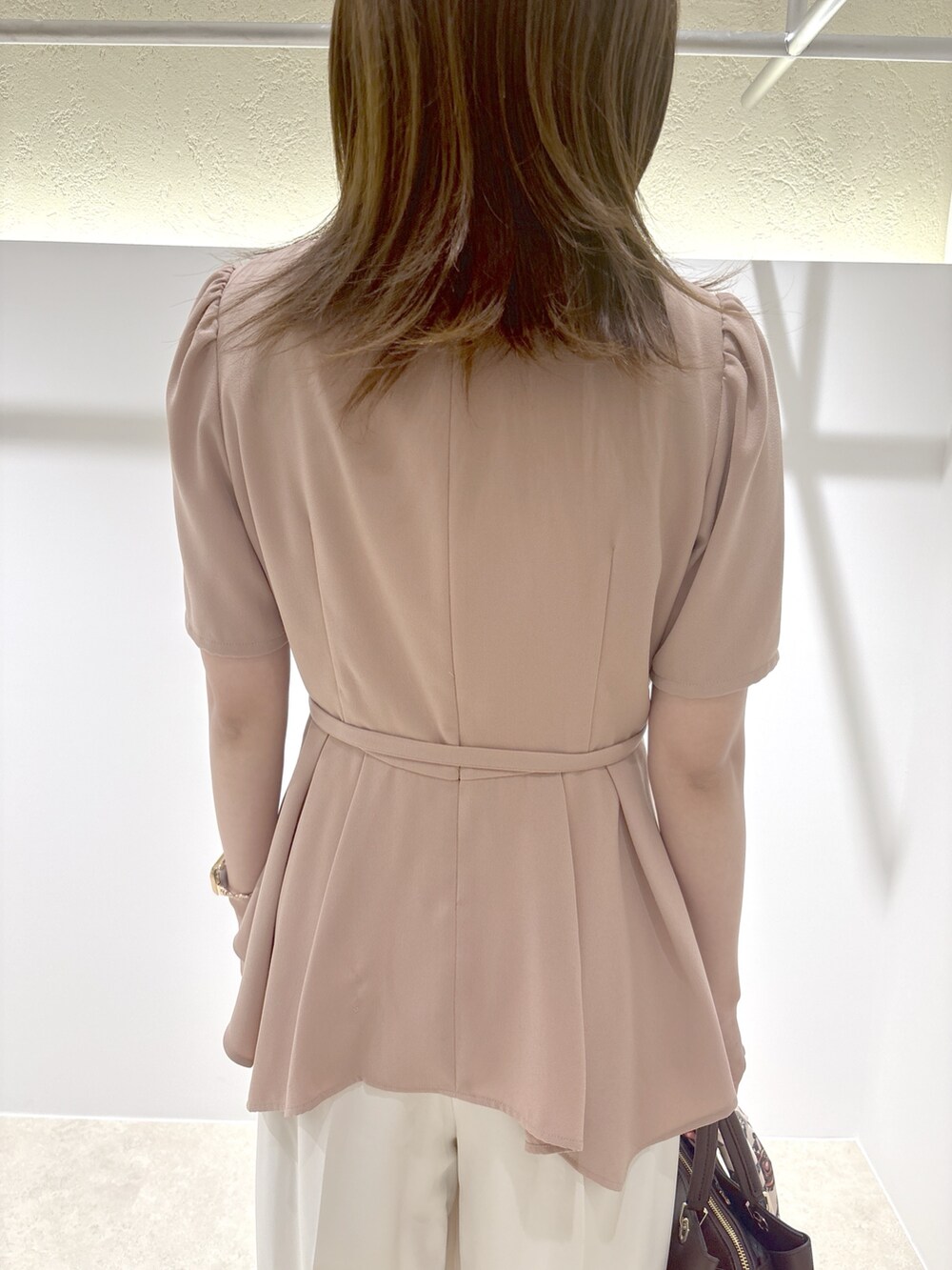 ピンク系のシャツ/ブラウス、ホワイト系のその他パンツ、ブラウン系のサンダルを着用したレディースの夏コーディネートの7枚目の写真