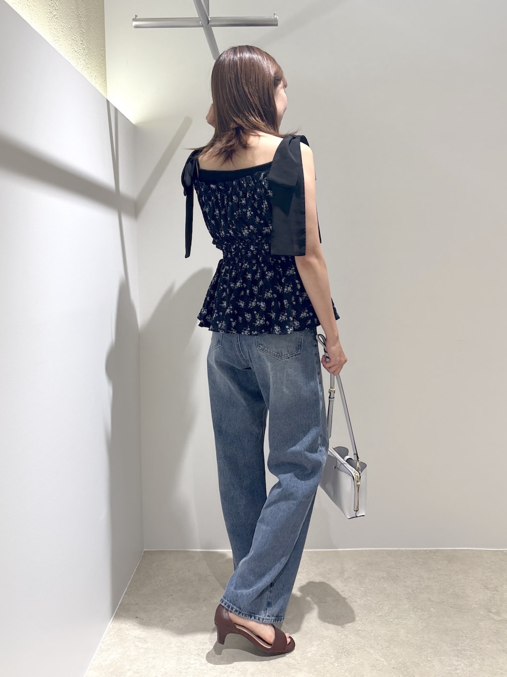 ブルー系のシャツ/ブラウス、ブルー系のデニムパンツ、ブルー系のショルダーバッグを着用したレディースの夏コーディネートの5枚目の写真