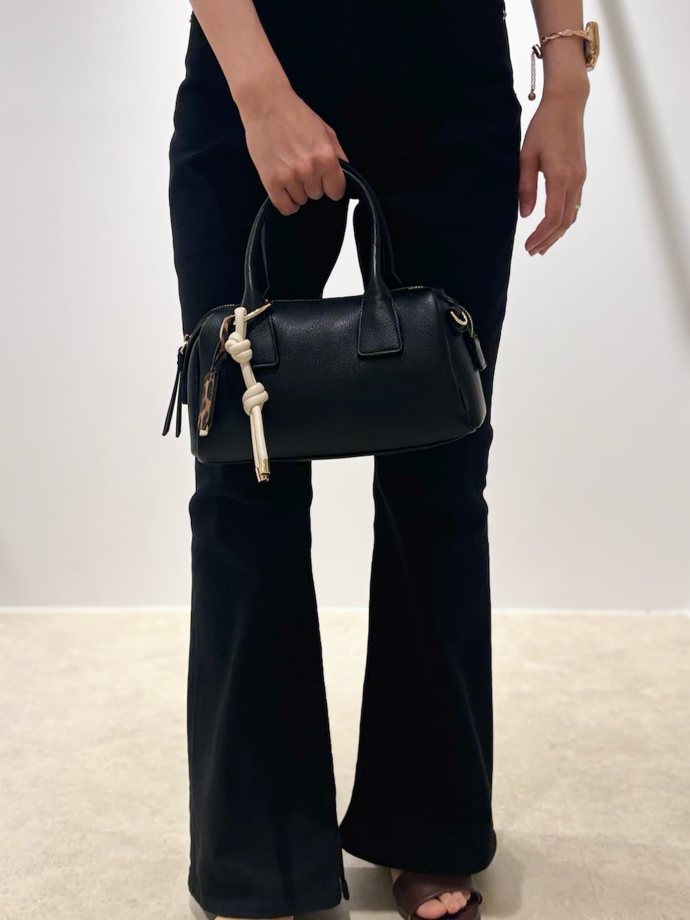 ベージュ系のシャツ/ブラウス、ブラック系のデニムパンツ、ブラック系のボストンバッグを着用したレディースの夏コーディネートの9枚目の写真