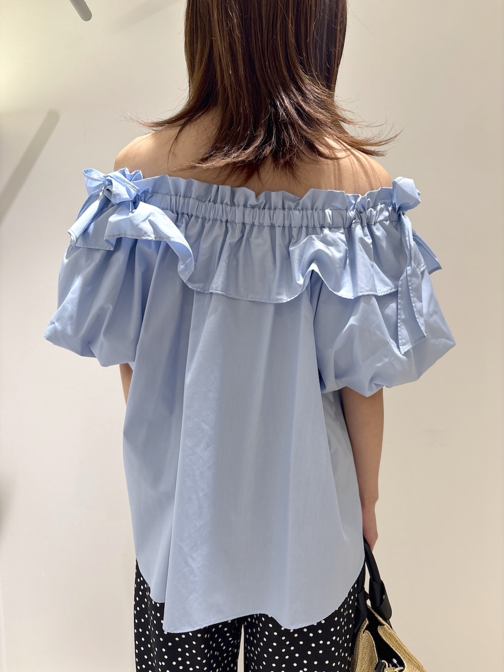 ブルー系のシャツ/ブラウス、ブラック系のその他パンツ、ブラウン系のサンダルを着用したレディースの夏コーディネートの7枚目の写真