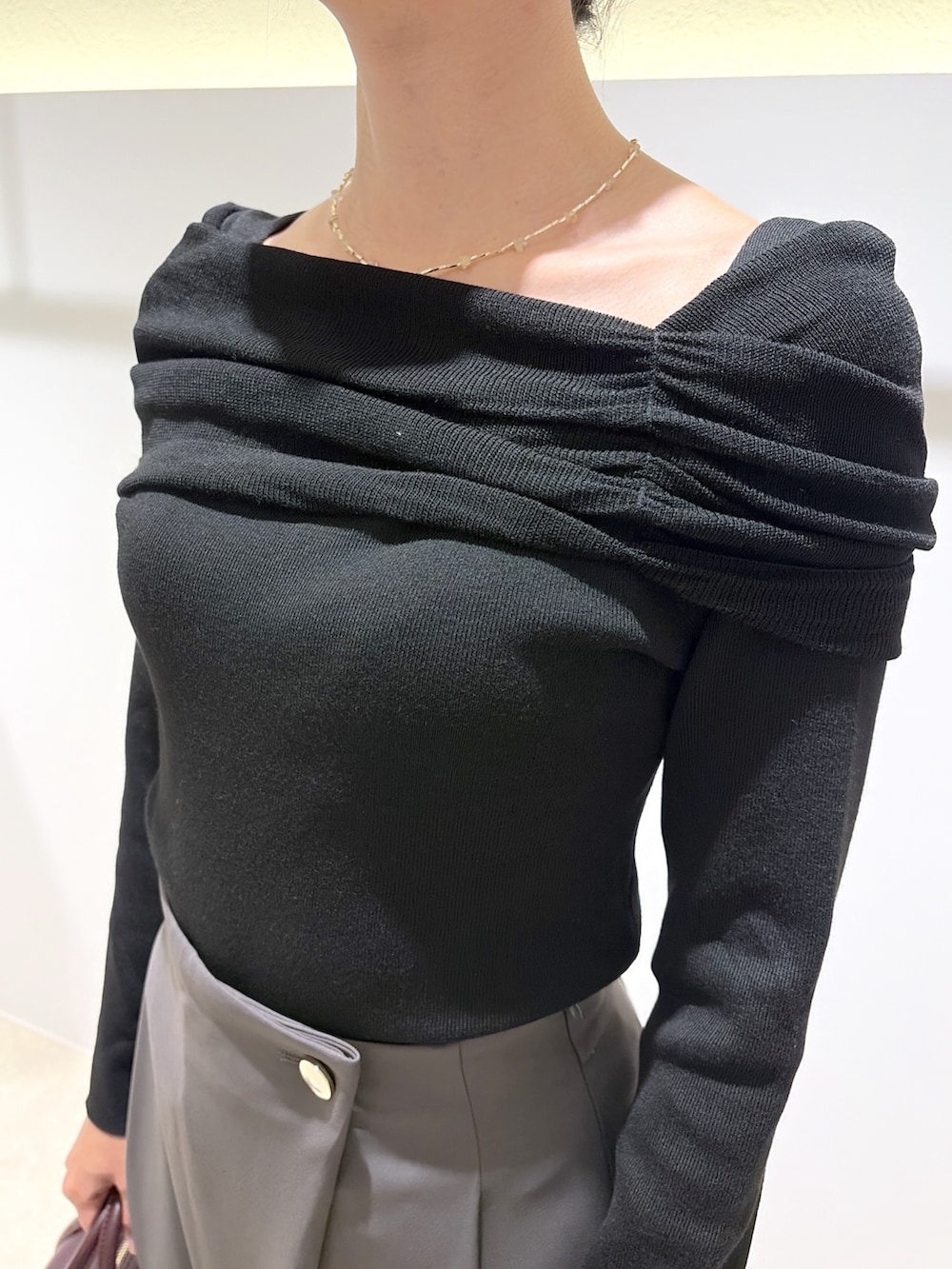 ブラック系のニット/セーター、グレー系のその他パンツ、ブラウン系のブーツを着用したレディースの秋コーディネートの6枚目の写真
