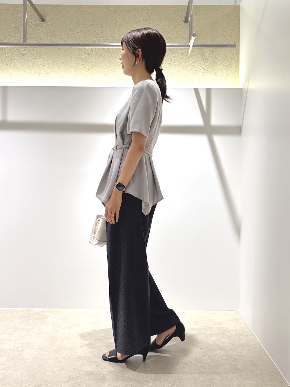 グレー系のシャツ/ブラウス、グレー系のその他パンツ、ブラック系のサンダルを着用したレディースの夏コーディネートの3枚目の写真