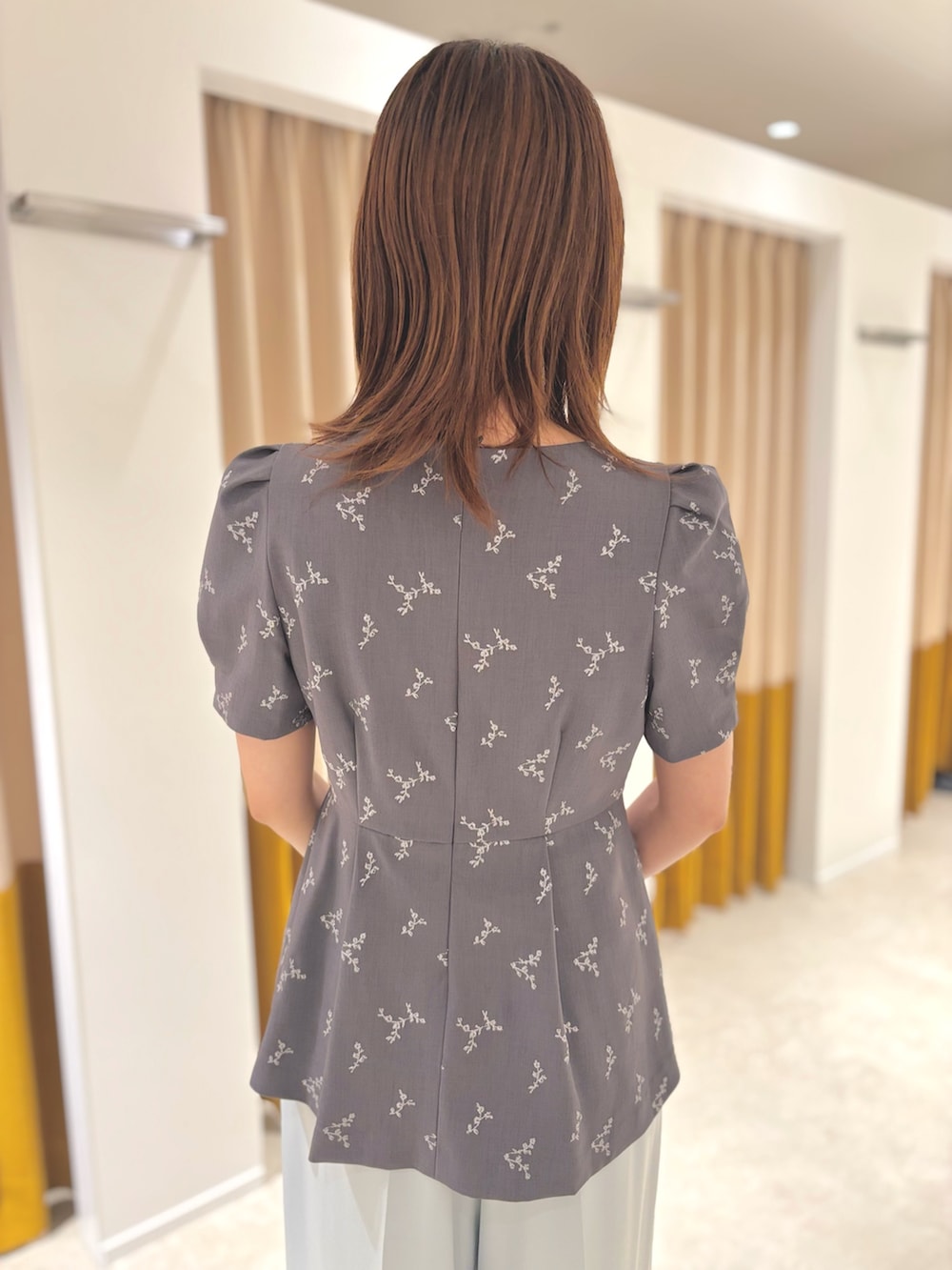 グレー系のシャツ/ブラウス、ブラック系のトートバッグ、ブラック系のサンダルを着用したレディースの夏コーディネートの6枚目の写真