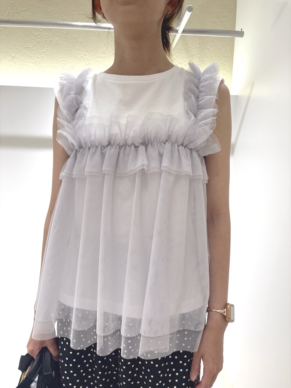 ホワイト系のTシャツ/カットソー、ブラック系のその他パンツ、ベージュ系のかごバッグを着用したレディースの夏コーディネートの5枚目の写真