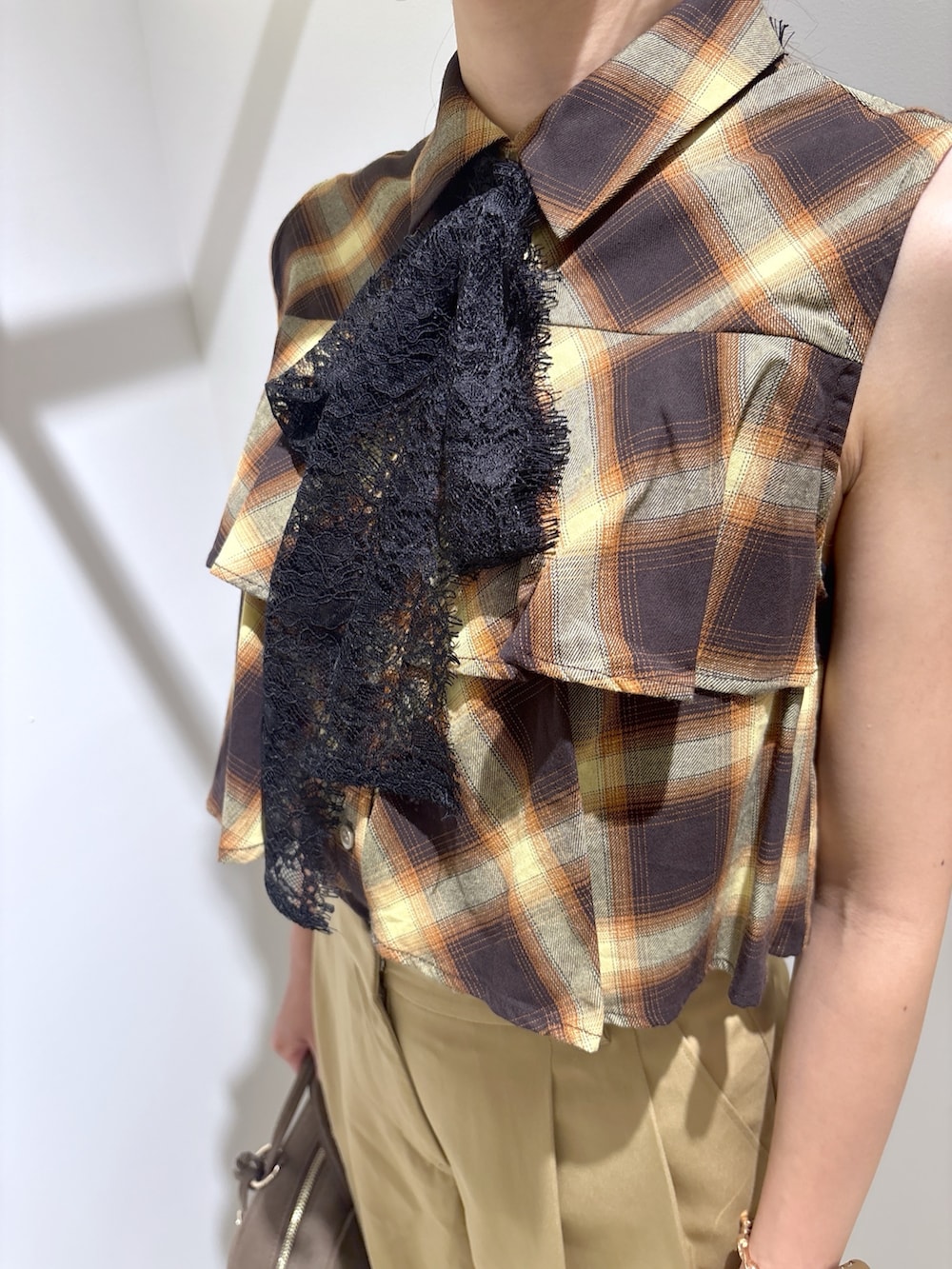 ベージュ系のシャツ/ブラウス、ベージュ系のその他パンツ、ブラウン系のサンダルを着用したレディースの夏コーディネートの7枚目の写真