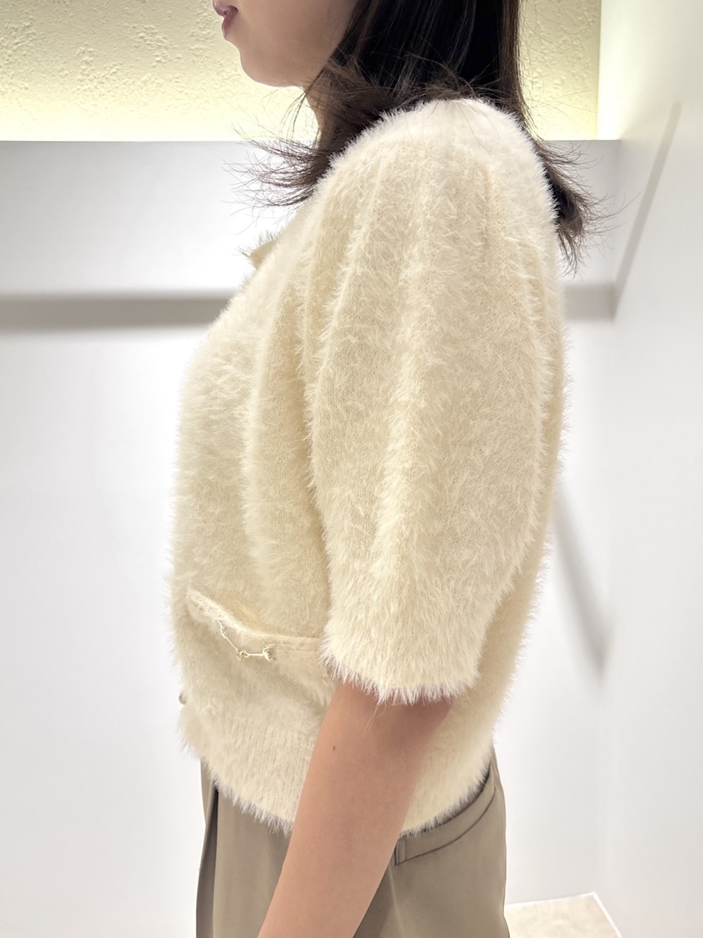 ホワイト系のニット/セーター、ベージュ系のその他パンツ、イエロー系のトートバッグを着用したレディースの夏コーディネートの6枚目の写真