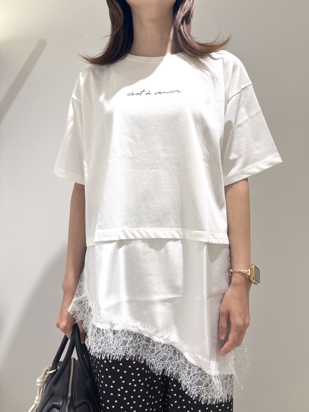 ホワイト系のTシャツ/カットソー、ブラック系のサンダル、ブラック系のボストンバッグを着用したレディースの夏コーディネートの6枚目の写真