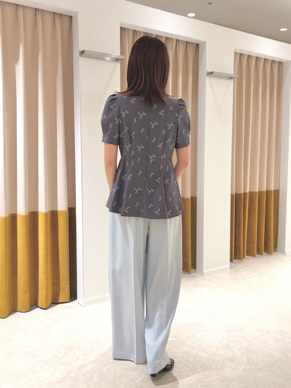 グレー系のシャツ/ブラウス、ブラック系のトートバッグ、ブラック系のサンダルを着用したレディースの夏コーディネートの3枚目の写真