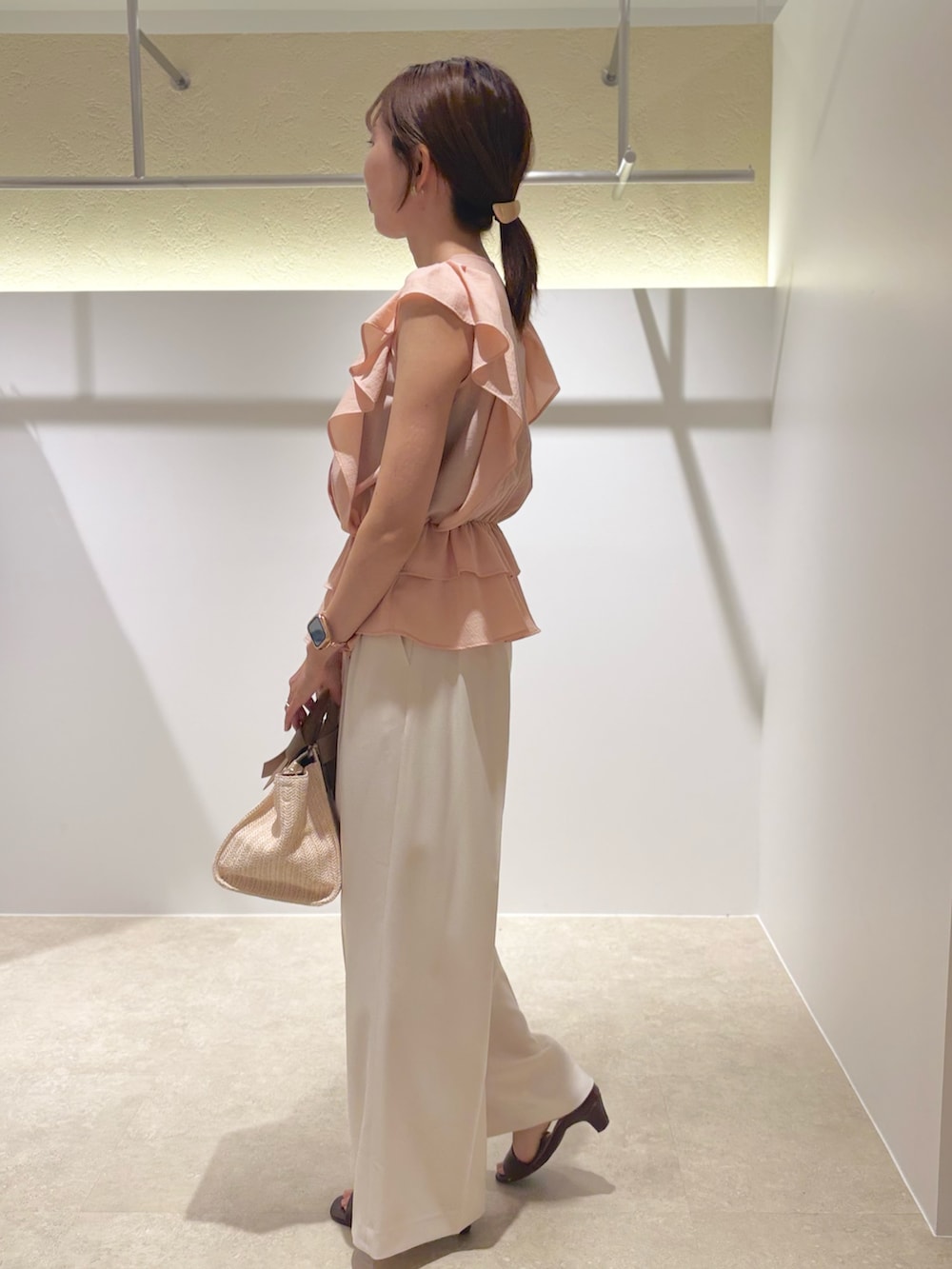 ピンク系のシャツ/ブラウス、ホワイト系のその他パンツ、ブラウン系のサンダルを着用したレディースの夏コーディネートの2枚目の写真