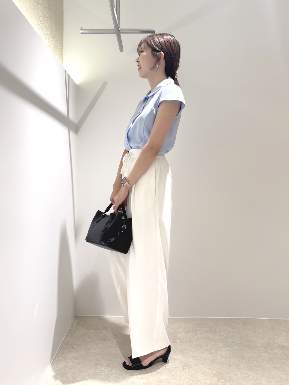 ブルー系のシャツ/ブラウス、ホワイト系のその他パンツ、ブラック系のサンダルを着用したレディースの夏コーディネートの4枚目の写真