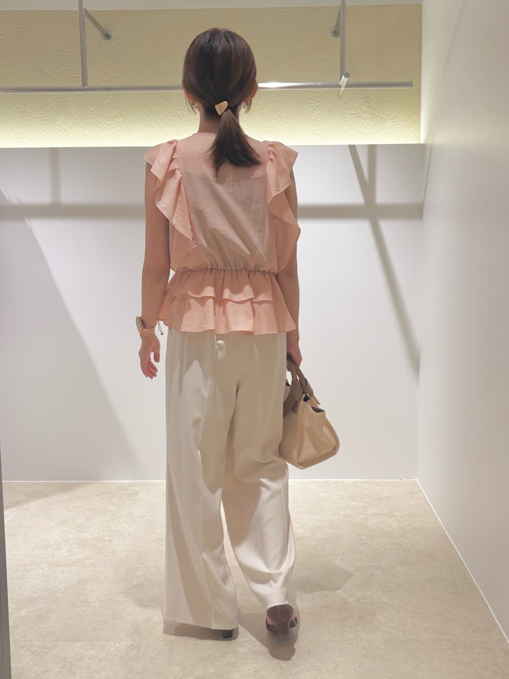 ピンク系のシャツ/ブラウス、ホワイト系のその他パンツ、ブラウン系のサンダルを着用したレディースの夏コーディネートの3枚目の写真