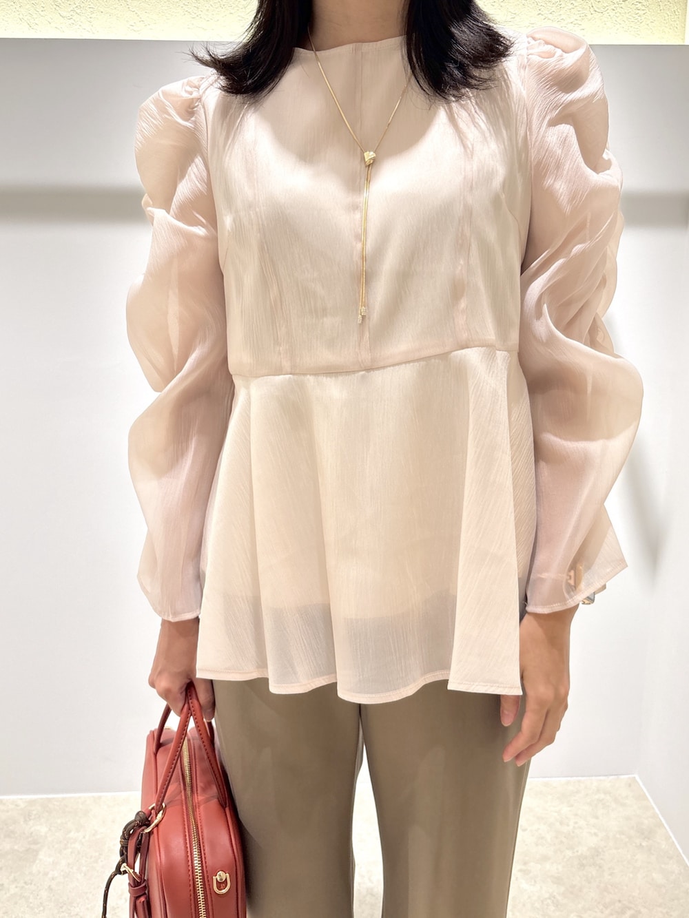 ベージュ系のシャツ/ブラウス、イエロー系のその他パンツ、ブラウン系のサンダルを着用したレディースの秋コーディネートの5枚目の写真