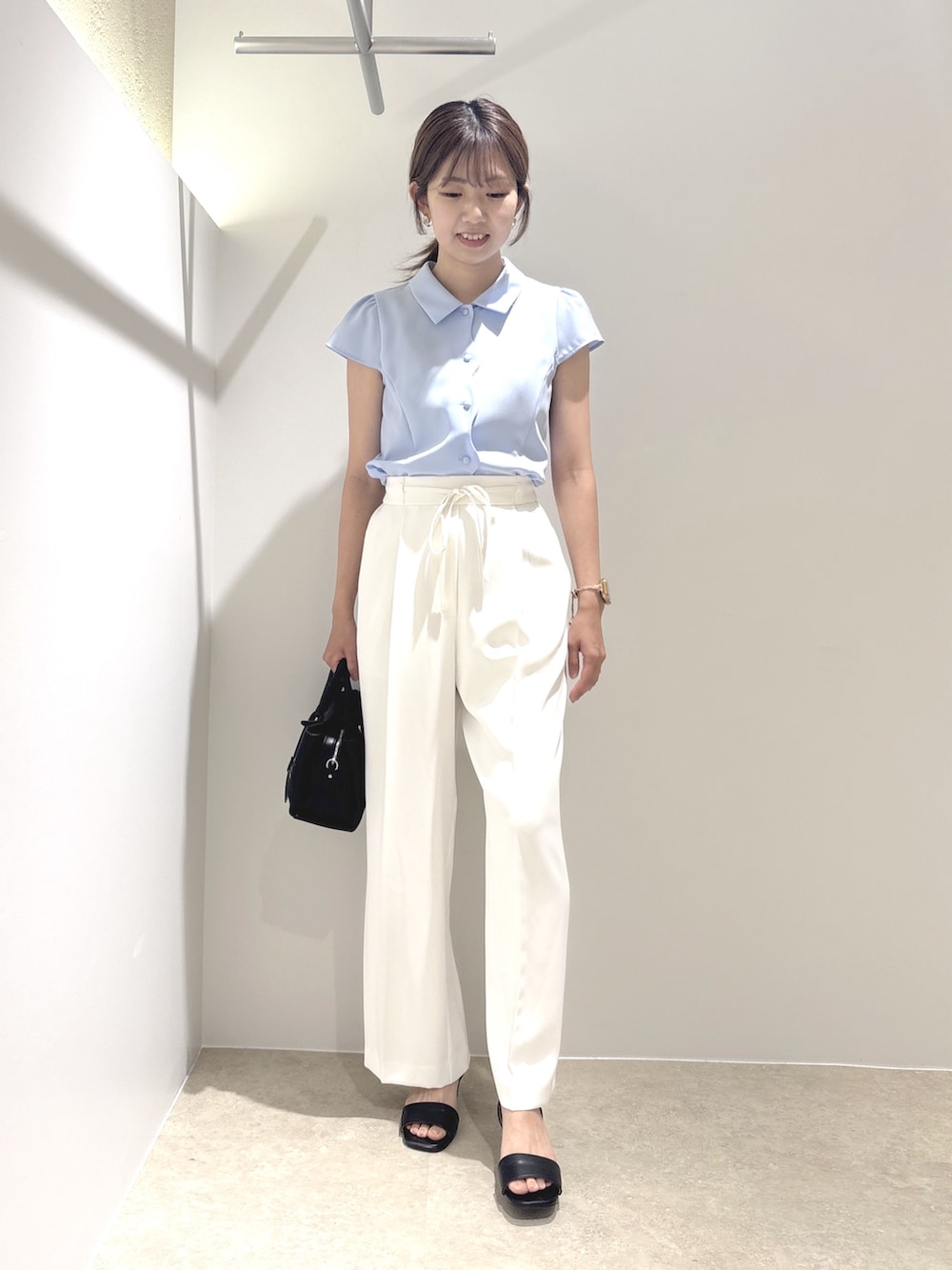 ブルー系のシャツ/ブラウス、ホワイト系のその他パンツ、ブラック系のサンダルを着用したレディースの夏コーディネートの2枚目の写真