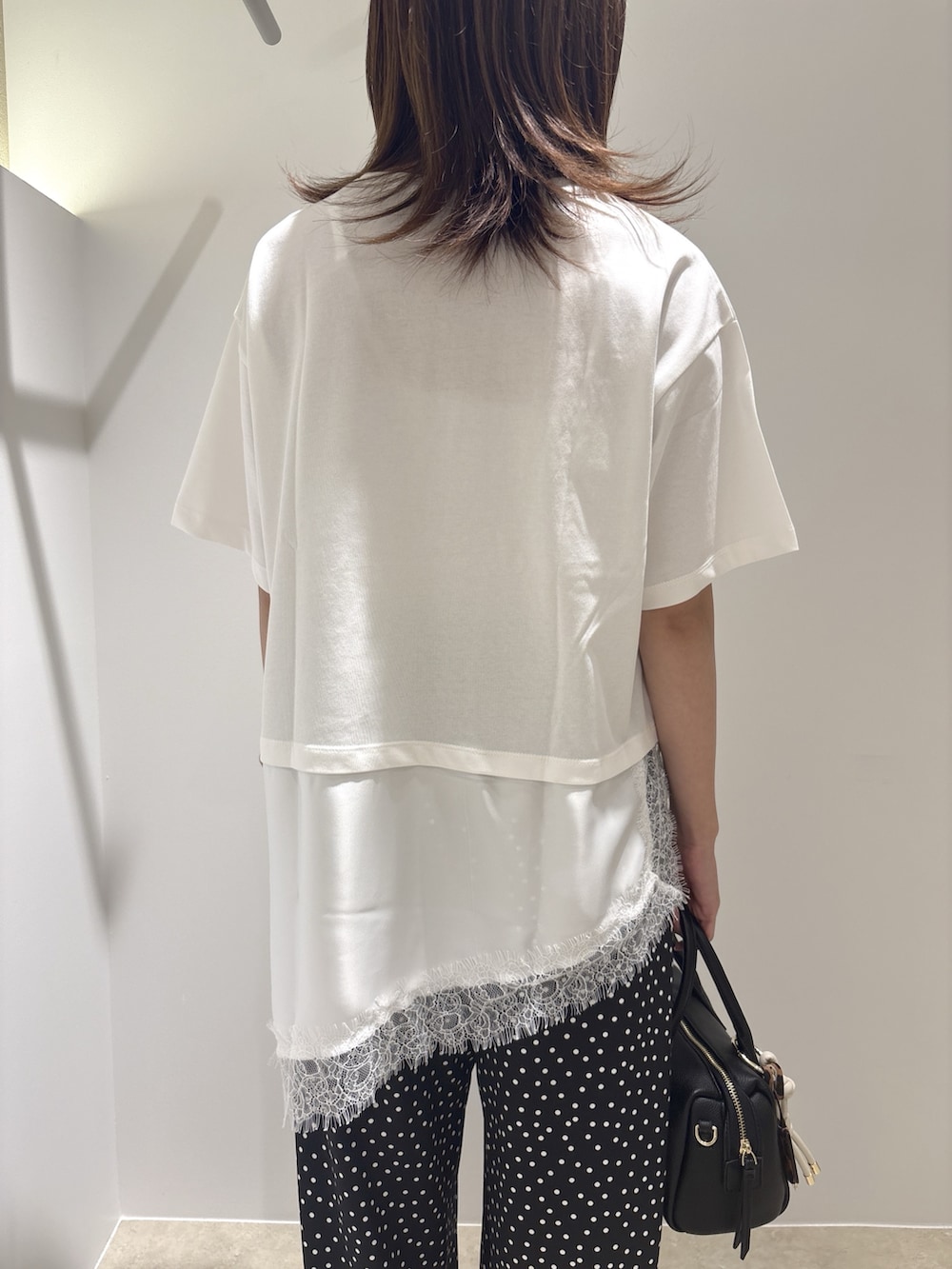 ホワイト系のTシャツ/カットソー、ブラック系のサンダル、ブラック系のボストンバッグを着用したレディースの夏コーディネートの8枚目の写真