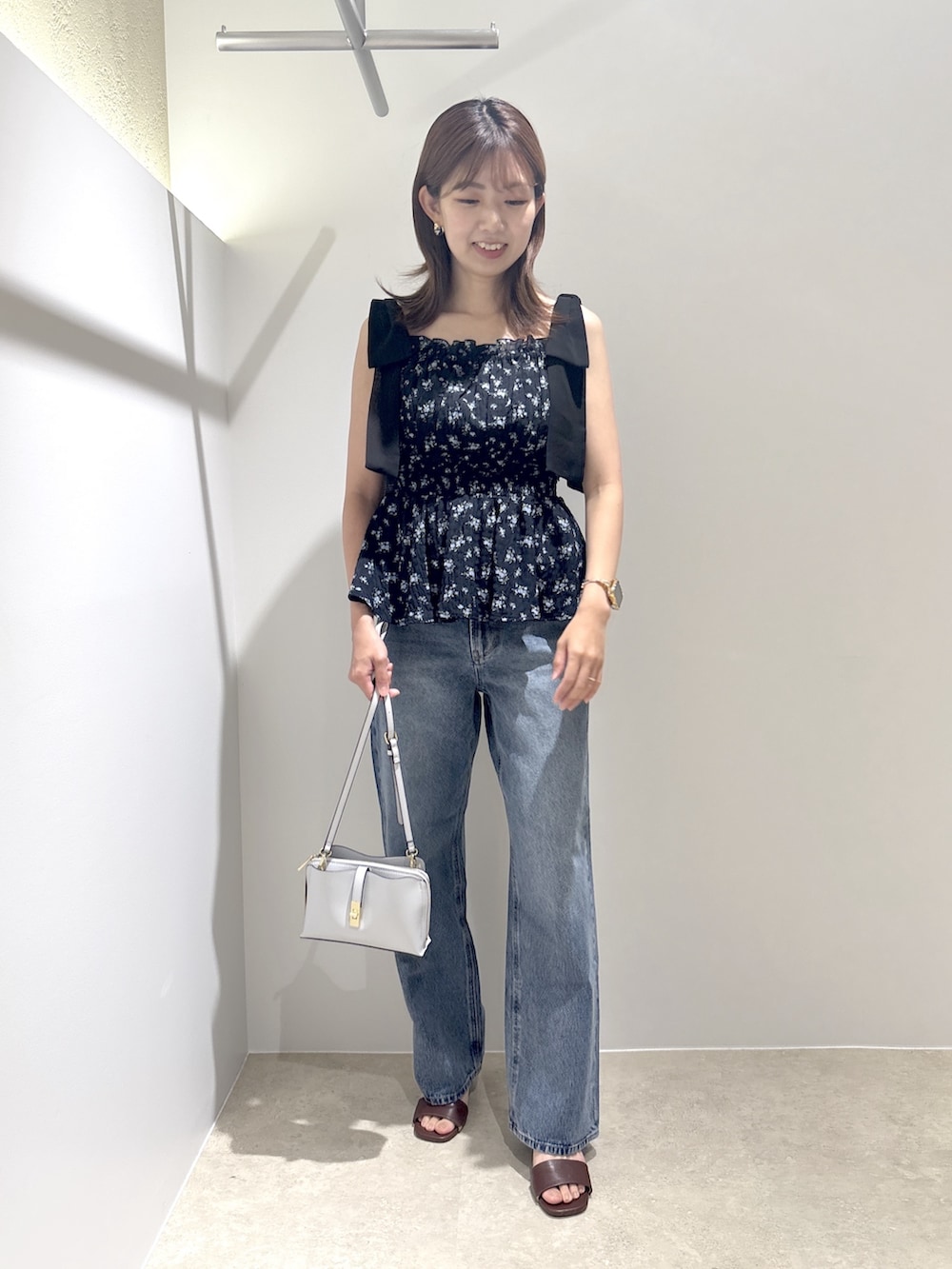 ブルー系のシャツ/ブラウス、ブルー系のデニムパンツ、ブルー系のショルダーバッグを着用したレディースの夏コーディネートの3枚目の写真