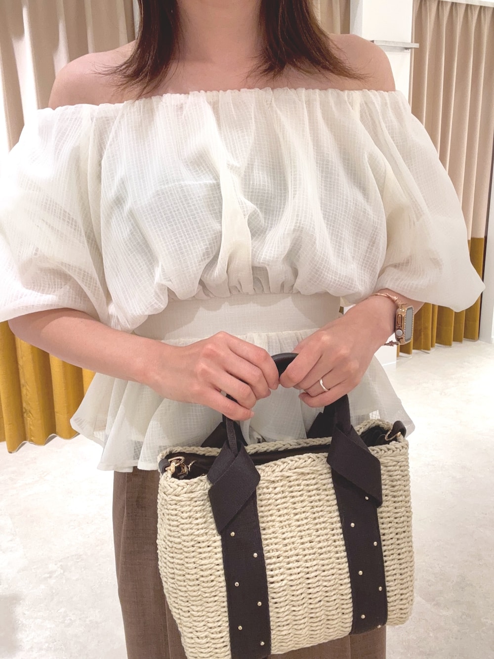 ホワイト系のシャツ/ブラウス、ブラウン系のその他パンツ、ベージュ系のかごバッグを着用したレディースの夏コーディネートの6枚目の写真