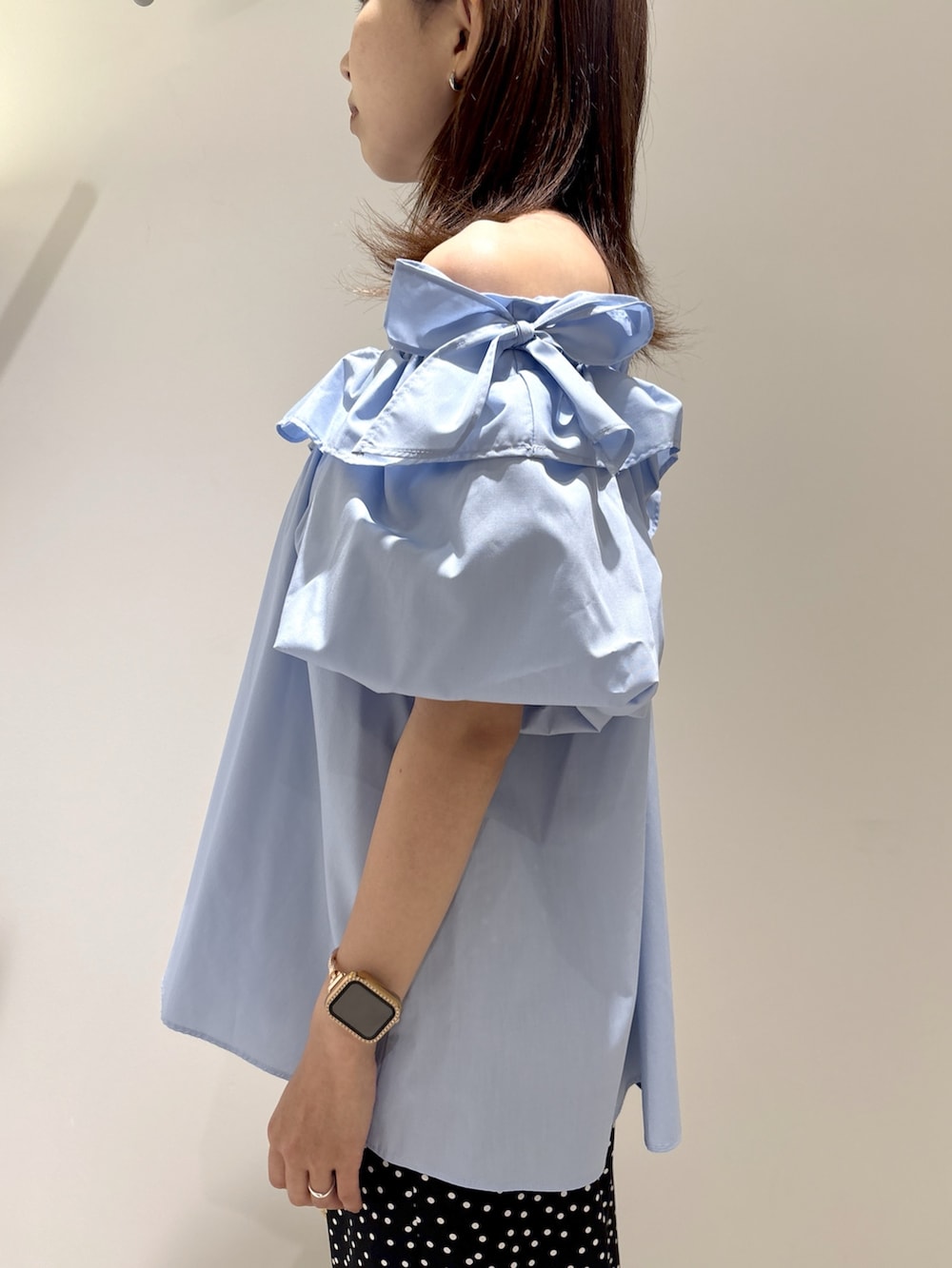 ブルー系のシャツ/ブラウス、ブラック系のその他パンツ、ブラウン系のサンダルを着用したレディースの夏コーディネートの6枚目の写真