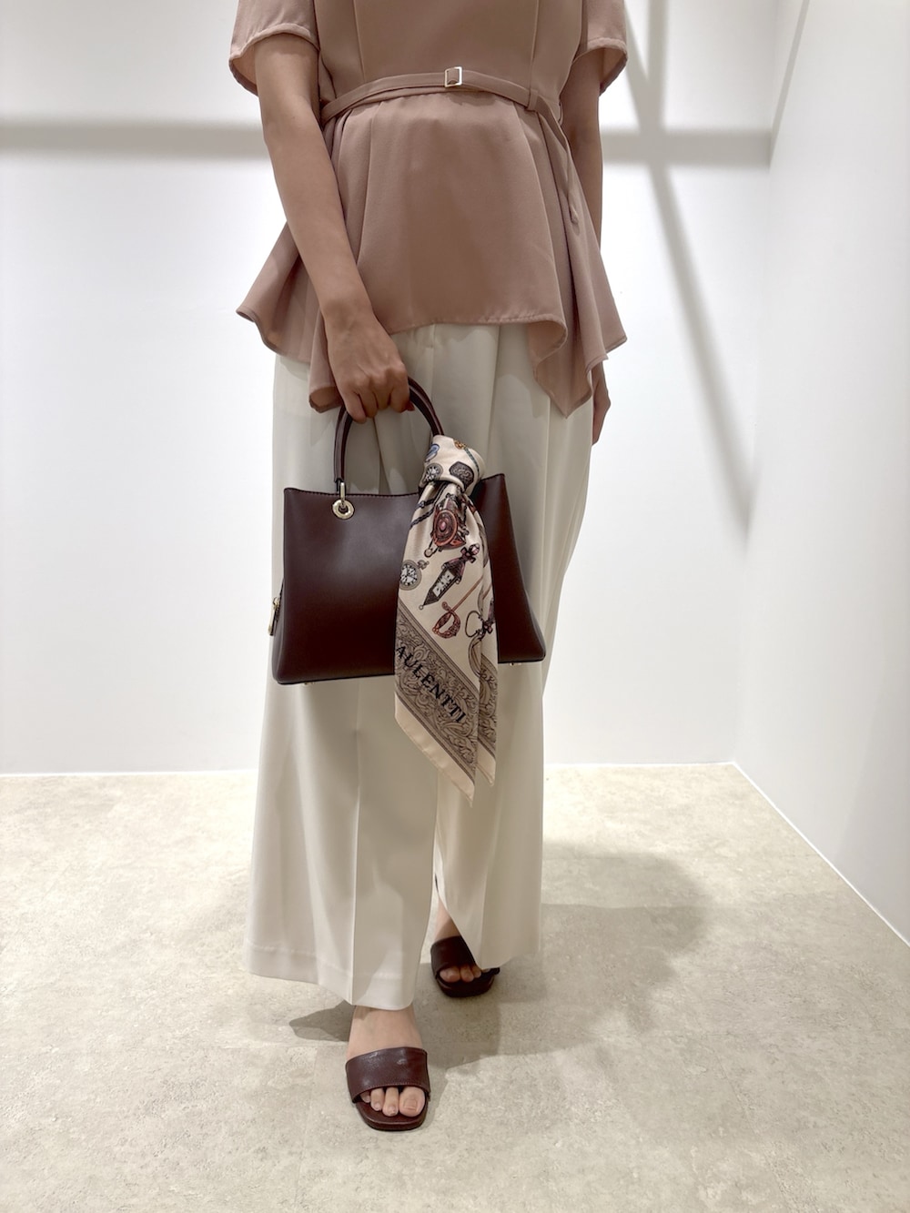 ピンク系のシャツ/ブラウス、ホワイト系のその他パンツ、ブラウン系のサンダルを着用したレディースの夏コーディネートの8枚目の写真