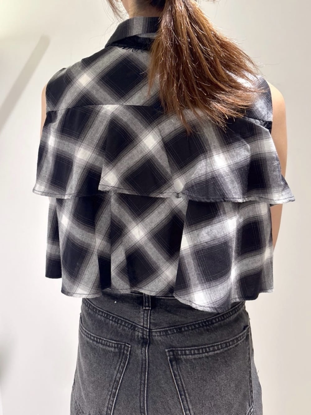 ブラック系のシャツ/ブラウス、ブラック系のデニムパンツ、ブラウン系のサンダルを着用したレディースの夏コーディネートの7枚目の写真