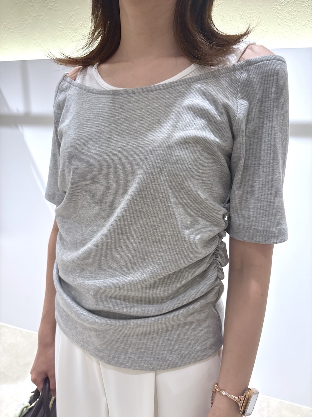 グレー系のTシャツ/カットソー、ホワイト系のその他パンツ、ブラック系のボストンバッグを着用したレディースの夏コーディネートの7枚目の写真