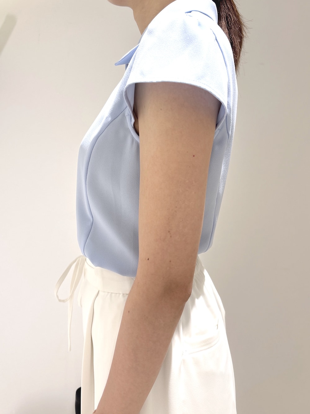 ブルー系のシャツ/ブラウス、ホワイト系のその他パンツ、ブラック系のサンダルを着用したレディースの夏コーディネートの6枚目の写真
