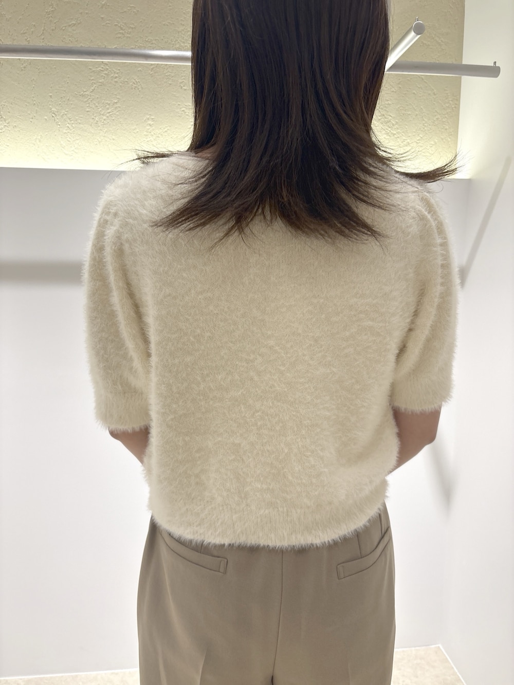 ホワイト系のニット/セーター、ベージュ系のその他パンツ、イエロー系のトートバッグを着用したレディースの夏コーディネートの7枚目の写真
