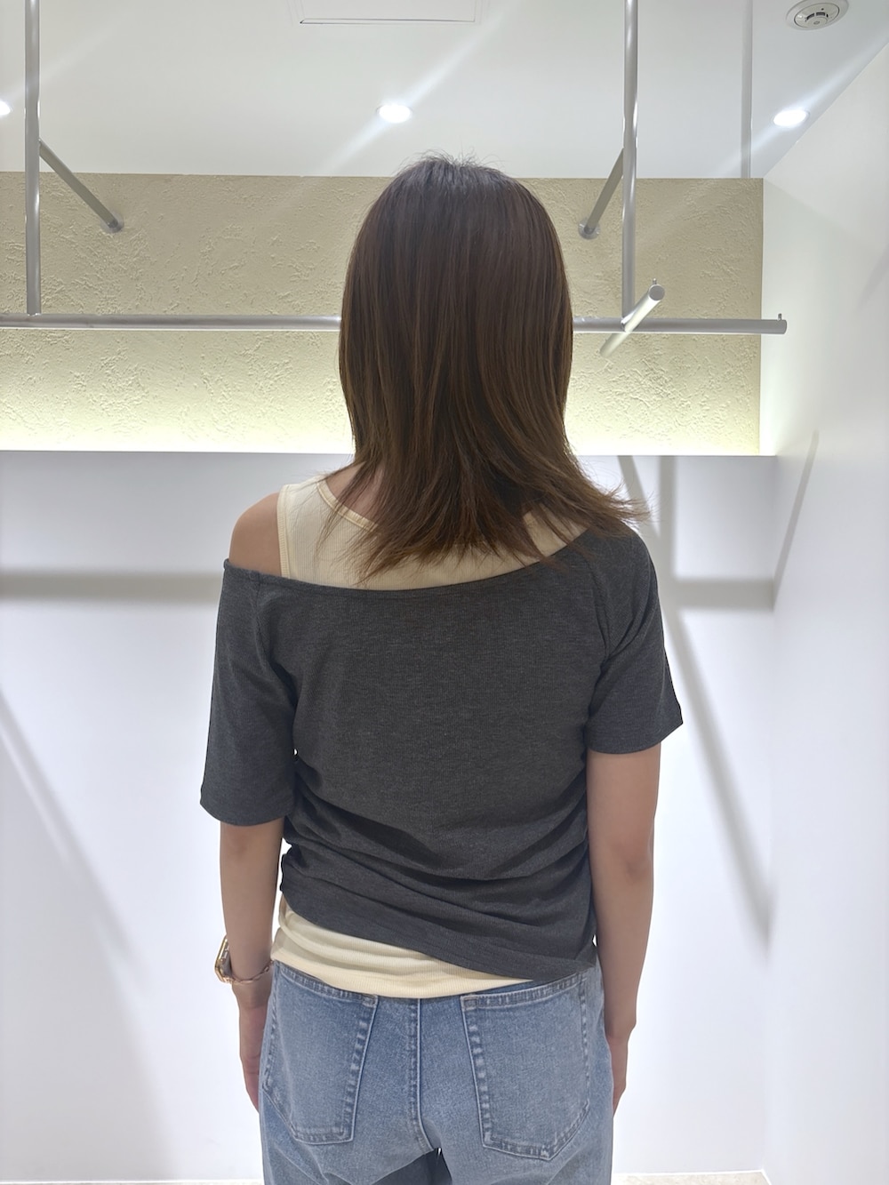 グレー系のTシャツ/カットソー、ブルー系のデニムパンツ、ブラウン系のサンダルを着用したレディースの夏コーディネートの7枚目の写真