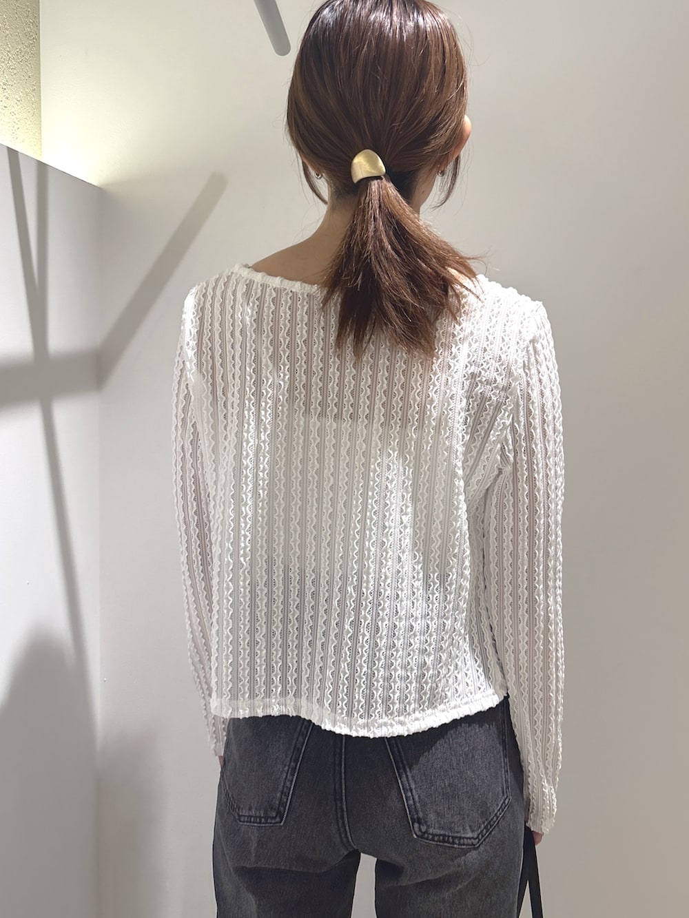 ホワイト系のカーディガン/ボレロ、ブラック系のその他パンツ、ブラック系のボストンバッグを着用したレディースの夏コーディネートの7枚目の写真