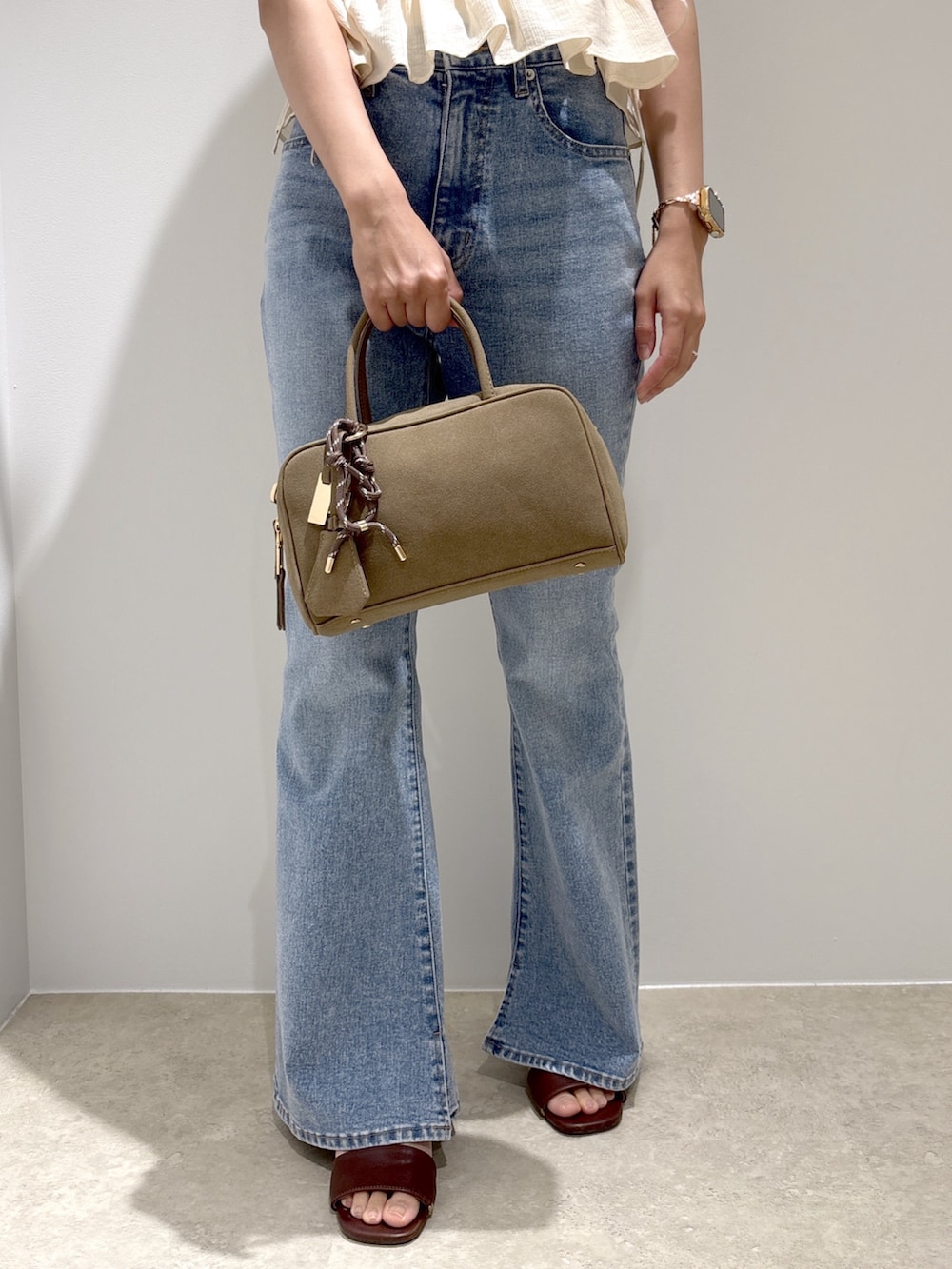 ピンク系のシャツ/ブラウス、ブルー系のデニムパンツ、ブラック系のボストンバッグを着用したレディースの夏コーディネートの10枚目の写真