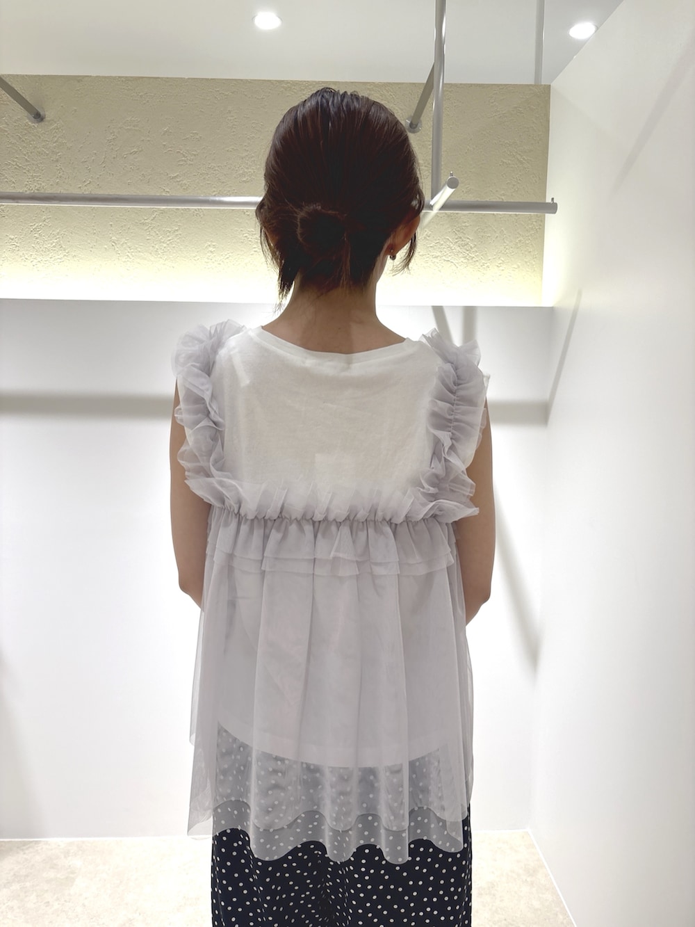 ホワイト系のTシャツ/カットソー、ブラック系のその他パンツ、ベージュ系のかごバッグを着用したレディースの夏コーディネートの7枚目の写真
