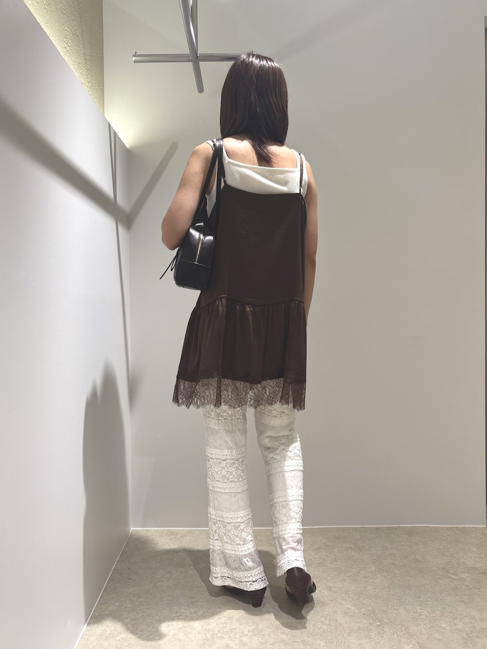 ブラウン系のキャミソール、ホワイト系のその他パンツ、ホワイト系のタンクトップを着用したレディースの夏コーディネートの3枚目の写真