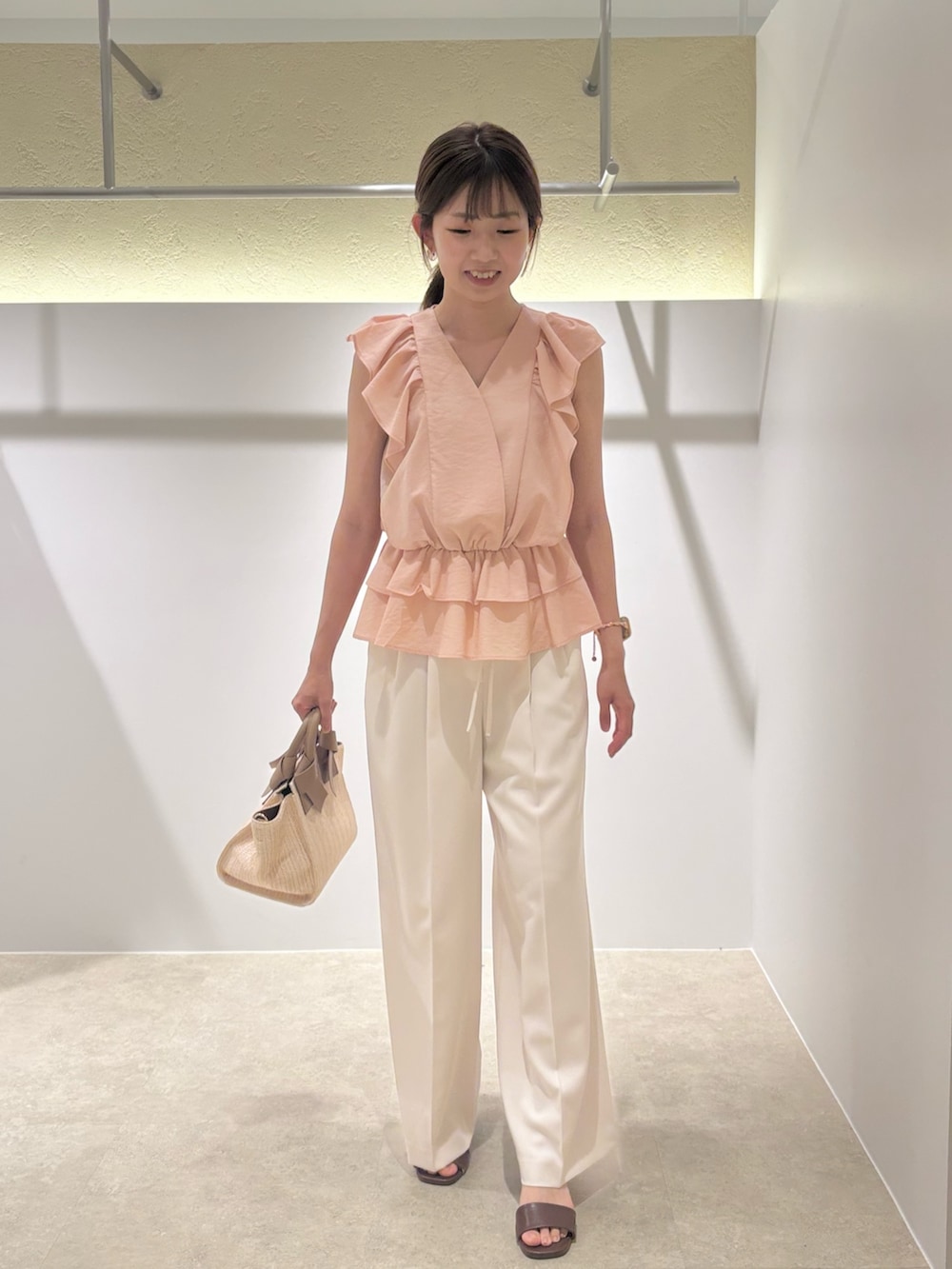 ピンク系のシャツ/ブラウス、ホワイト系のその他パンツ、ブラウン系のサンダルを着用したレディースの夏コーディネートの4枚目の写真