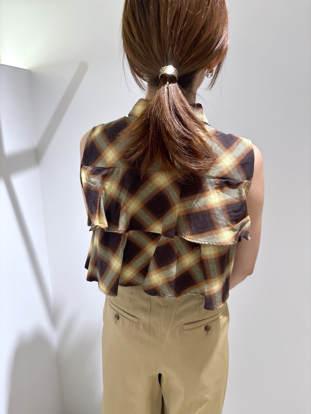 ベージュ系のシャツ/ブラウス、ベージュ系のその他パンツ、ブラウン系のサンダルを着用したレディースの夏コーディネートの9枚目の写真
