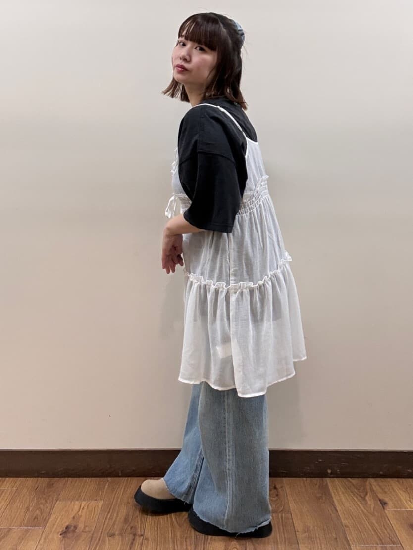 グレー系のTシャツ/カットソー、ブルー系のデニムパンツを着用したレディースの春コーディネートの2枚目の写真