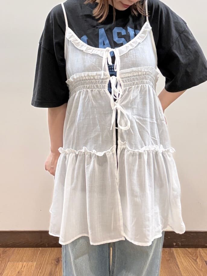 グレー系のTシャツ/カットソー、ブルー系のデニムパンツを着用したレディースの春コーディネートの5枚目の写真