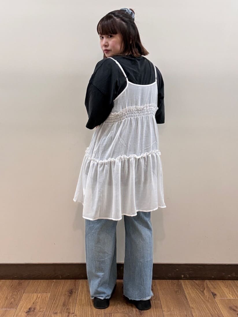 グレー系のTシャツ/カットソー、ブルー系のデニムパンツを着用したレディースの春コーディネートの3枚目の写真