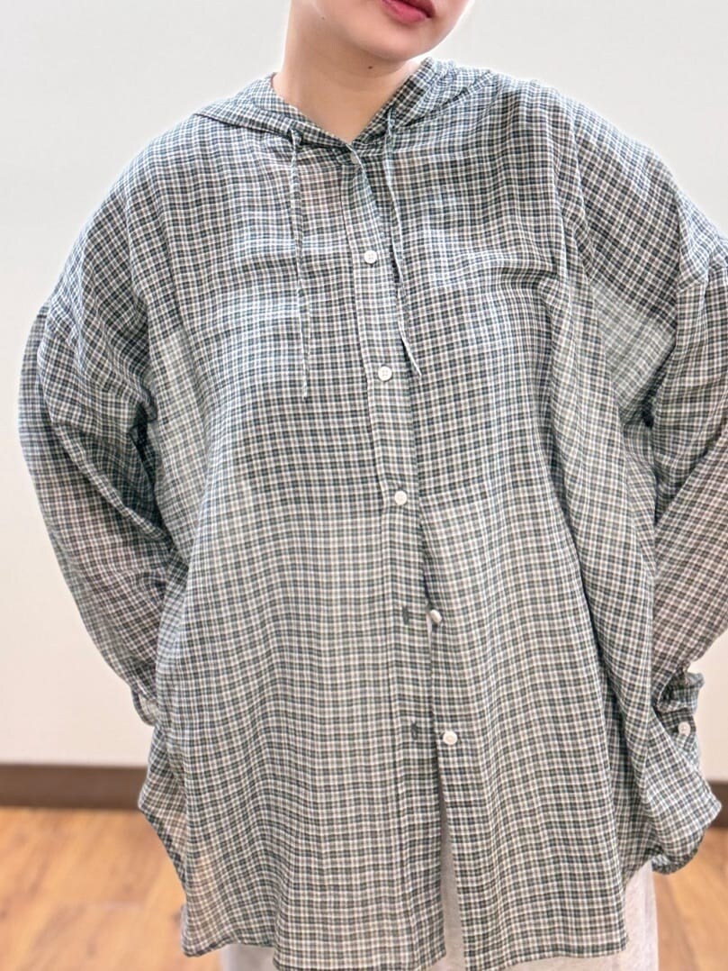 ホワイト系のシャツ/ブラウス、グレー系のその他パンツを着用したレディースの春コーディネートの5枚目の写真