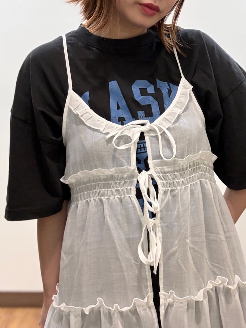 グレー系のTシャツ/カットソー、ブルー系のデニムパンツを着用したレディースの春コーディネートの4枚目の写真