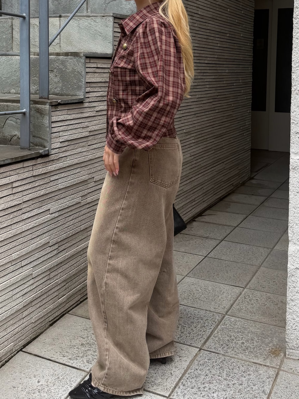 ブラウン系のデニムパンツ、レッド系のシャツ/ブラウスを着用したレディースの夏コーディネートの5枚目の写真