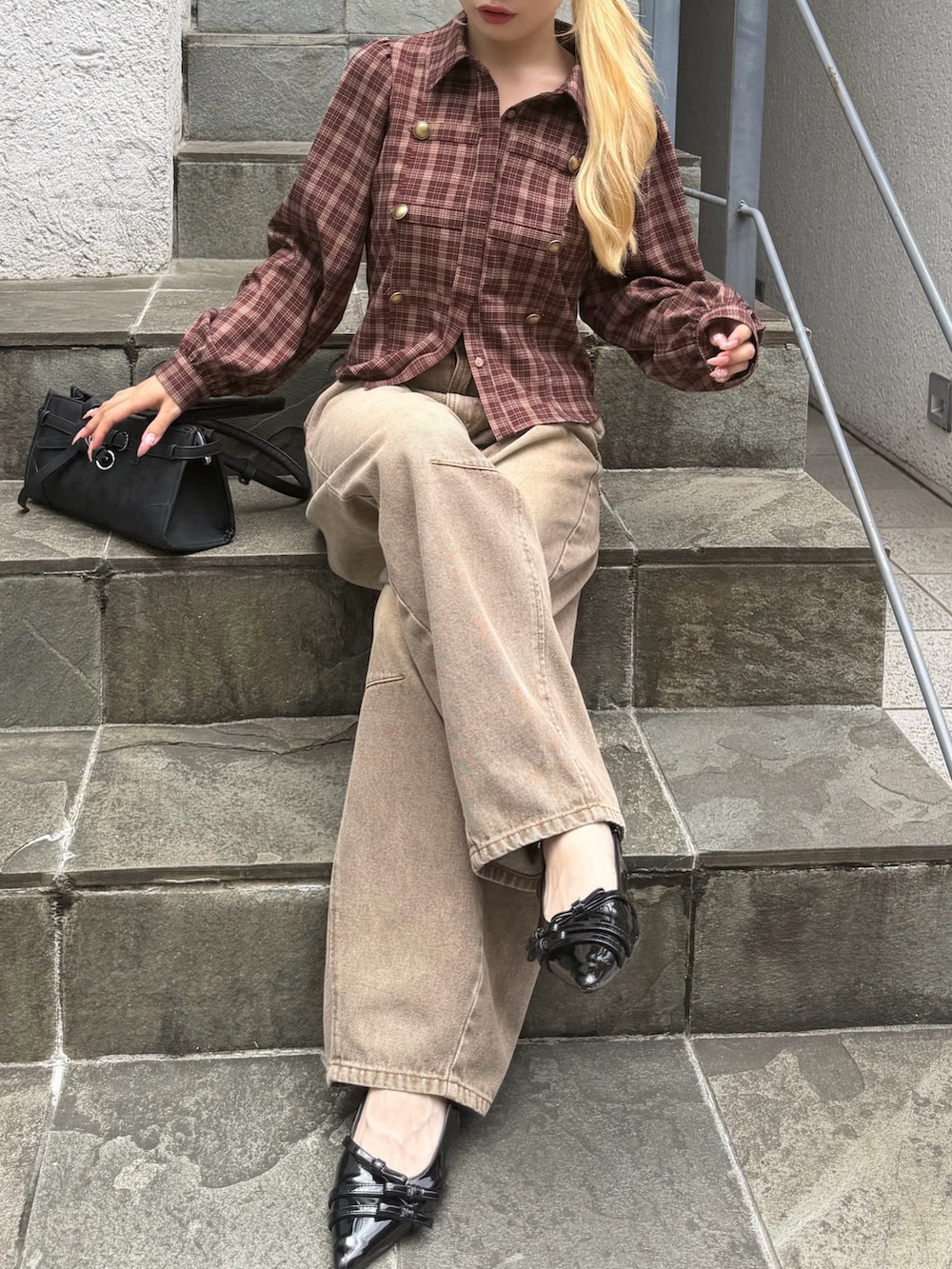ブラウン系のデニムパンツ、レッド系のシャツ/ブラウスを着用したレディースの夏コーディネートの4枚目の写真