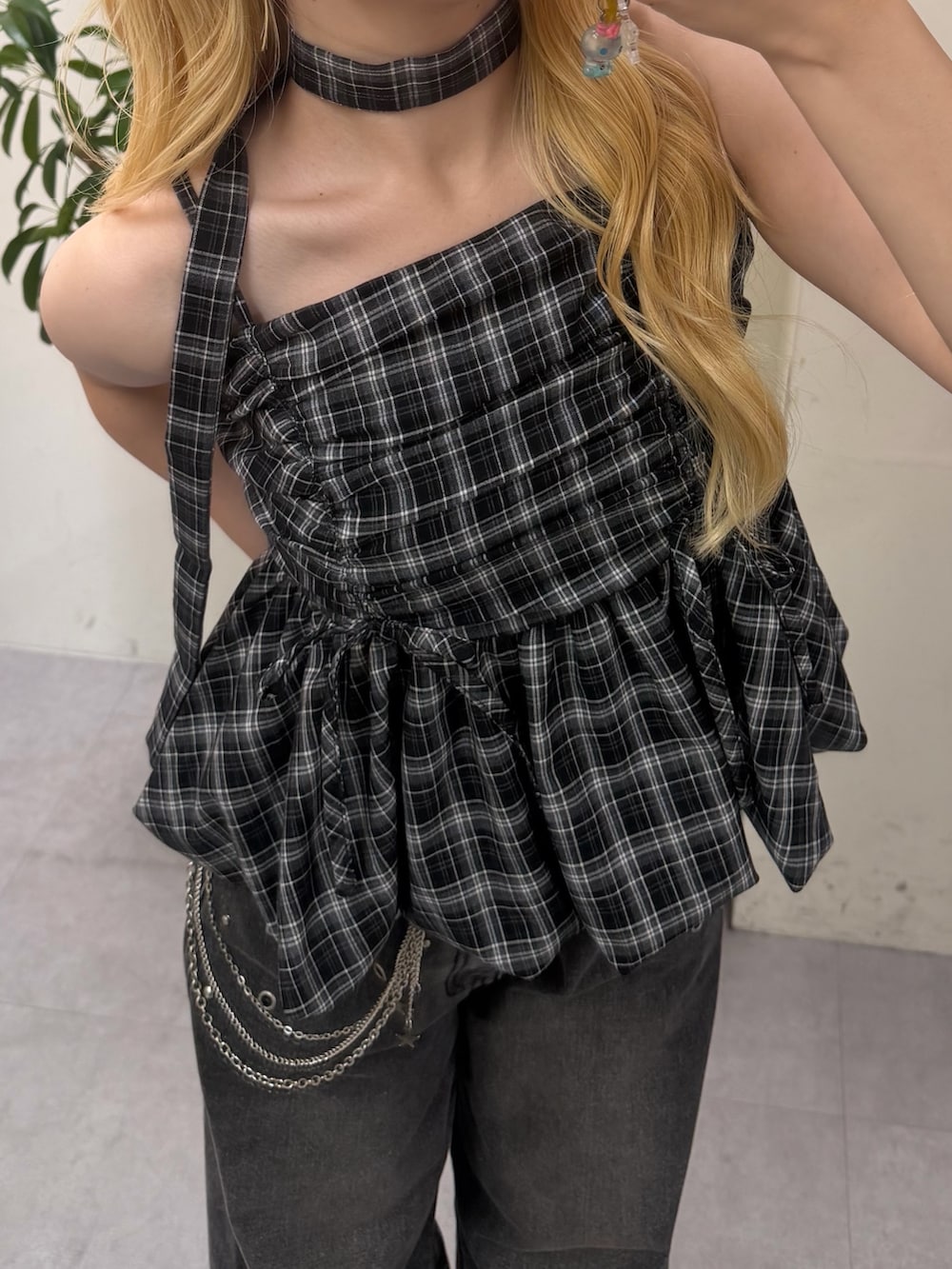 ブラック系のデニムパンツ、その他のシャツ/ブラウスを着用したレディースの夏コーディネートの3枚目の写真