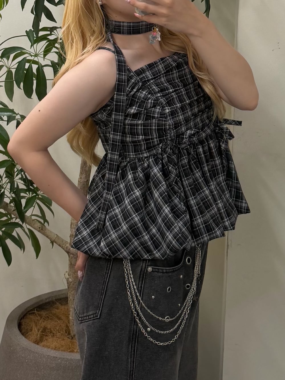 ブラック系のデニムパンツ、その他のシャツ/ブラウスを着用したレディースの夏コーディネートの4枚目の写真