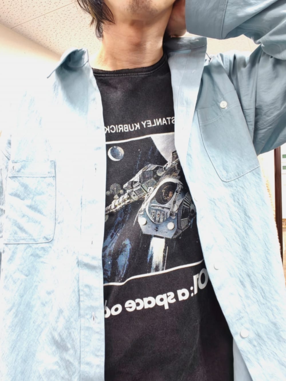 ブラック系のTシャツ/カットソー、ブルー系のシャツ/ブラウス、ブラック系のデニムパンツを着用したメンズの春コーディネートの3枚目の写真