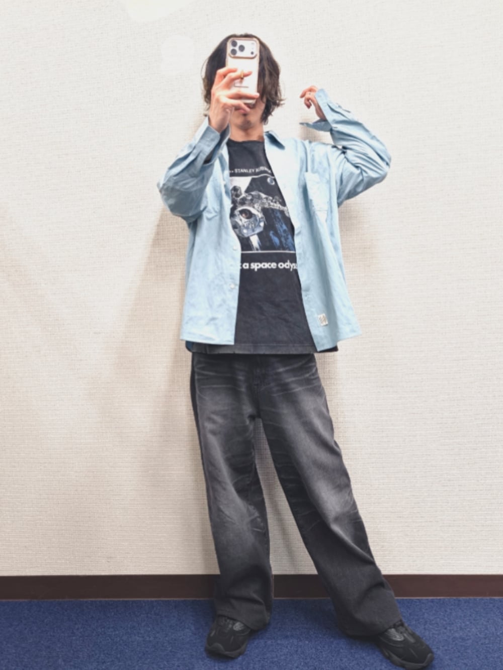 ブラック系のTシャツ/カットソー、ブルー系のシャツ/ブラウス、ブラック系のデニムパンツを着用したメンズの春コーディネートの2枚目の写真