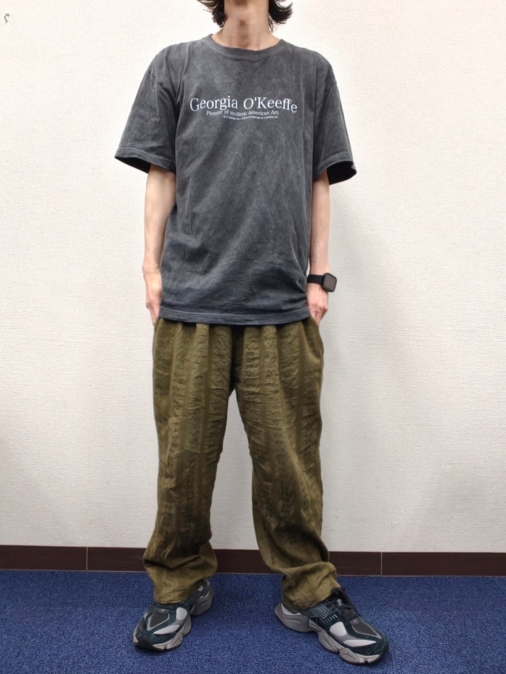 ブラック系のスニーカー、ブラック系のTシャツ/カットソー、グリーン系のその他パンツを着用したメンズの夏コーディネートの2枚目の写真
