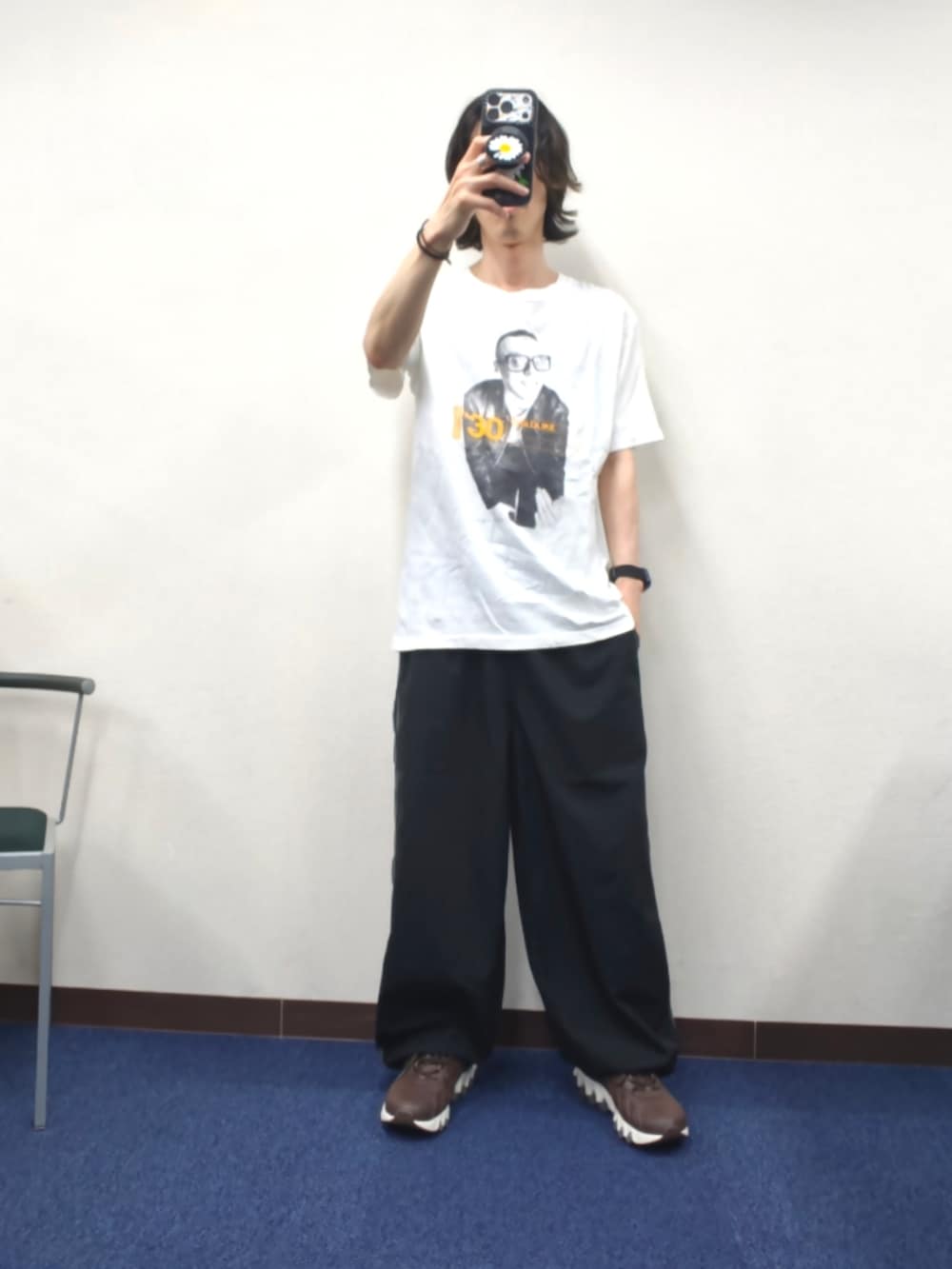 ホワイト系のTシャツ/カットソー、ブラック系のパンツ、ブラウン系のスニーカーを着用したメンズの夏コーディネートの2枚目の写真
