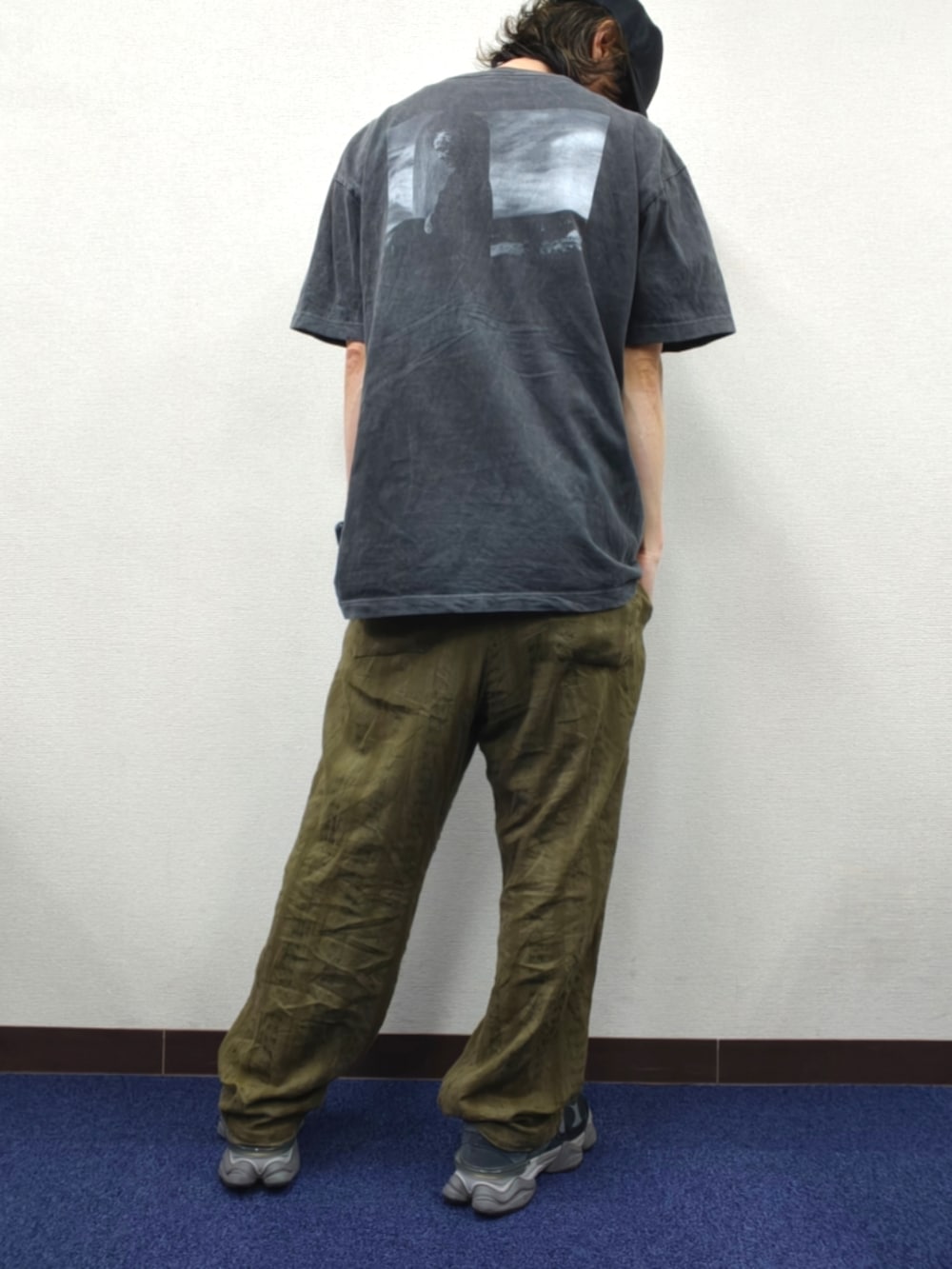 ブラック系のスニーカー、ブラック系のTシャツ/カットソー、グリーン系のその他パンツを着用したメンズの夏コーディネートの3枚目の写真